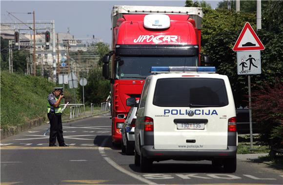 Kamion oštetio tramvajske žice                                                                                                                                                                                                                  