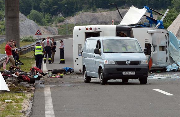 Više poginulih u prevrtanju autobusa na autocesti Zagreb-Split                                                                                                                                                                                  