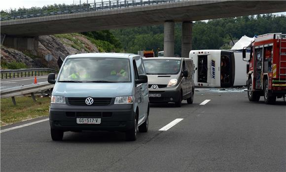 Više poginulih u prevrtanju autobusa na autocesti Zagreb-Split                                                                                                                                                                                  