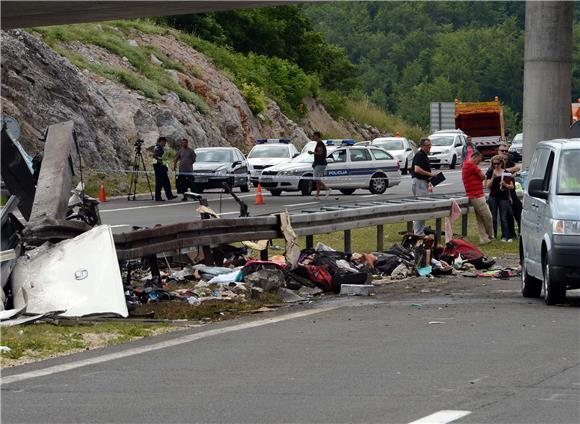 Više poginulih u prevrtanju autobusa na autocesti Zagreb-Split                                                                                                                                                                                  