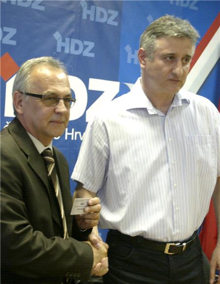 Karamarko uručio iskaznicu HDZ-a D. Beakoviću                                                                                                                                                                                                   