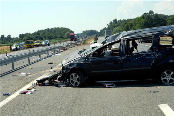 U sudaru chryslera i škode troje ozlijeđenih                                                                                                                                                                                                    