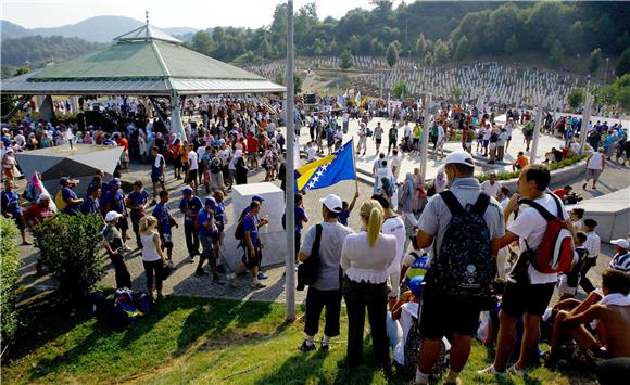 Tisuće ljudi stižu u Srebrenicu                                                                                                                                                                                                                 