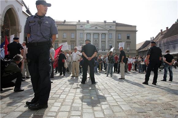 Radnici RIZ-Odašiljača prosvjeduju na Markovom trgu                                                                                                                                                                                             