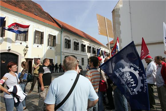 Radnici RIZ-Odašiljača prosvjeduju na Markovom trgu                                                                                                                                                                                             