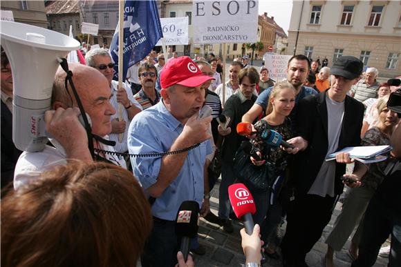 Radnici RIZ-Odašiljača prosvjeduju na Markovom trgu                                                                                                                                                                                             