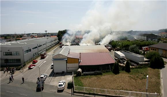 Požar na skladištu papira i paleta u Sesvetama                                                                                                                                                                                                  