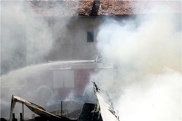 Požar na skladištu papira i paleta u Sesvetama                                                                                                                                                                                                  