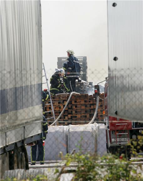 Požar na skladištu papira i paleta u Sesvetama                                                                                                                                                                                                  