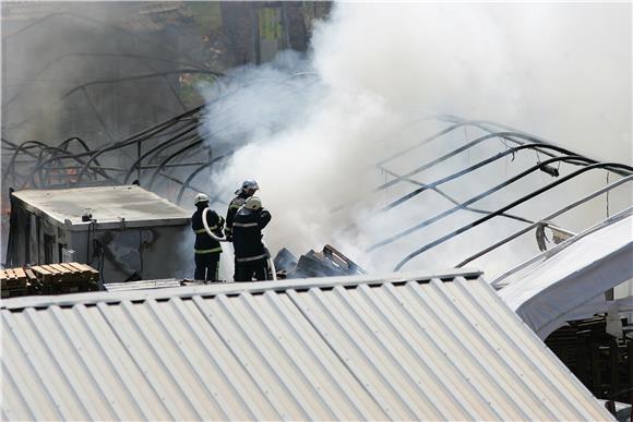 Požar na skladištu papira i paleta u Sesvetama                                                                                                                                                                                                  