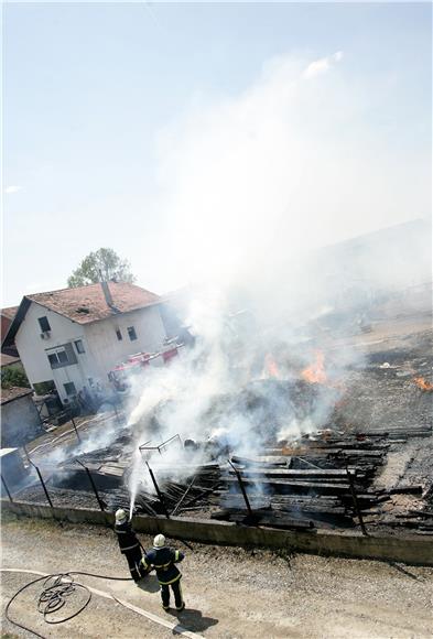 Požar na skladištu papira i paleta u Sesvetama                                                                                                                                                                                                  