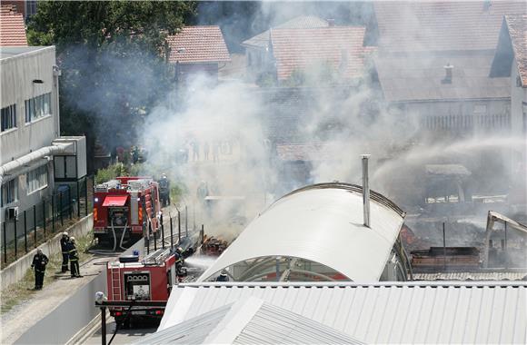 Požar na skladištu papira i paleta u Sesvetama                                                                                                                                                                                                  