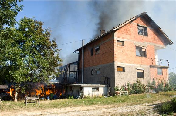 U požaru u Karlovcu izgorjela jedna kuća                                                                                                                                                                                                        