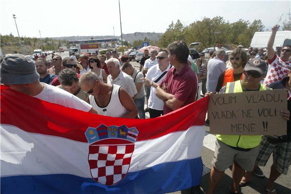 Prosvjed radnika Dina Petrokemije na Krčkom mostu                                                                                                                                                                                               