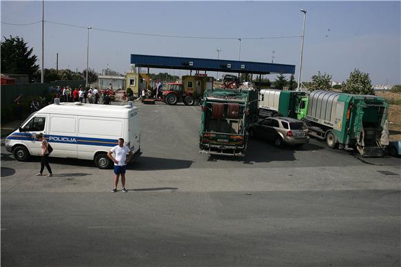 Jakuševčani i dalje blokiraju ulaz u odlagalište otpada                                                                                                                                                                                         