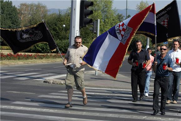 Izaslanstva HSP-a zapalili svijeće u ulicama koje nose ime Vukovara                                                                                                                                                                             