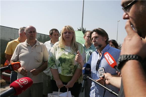 Konferencija za novinare Hrvatskih Laburista ispred ulaza na Jakuševac                                                                                                                                                                          