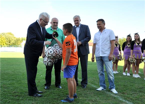 Predsjednik Josipović uručio donatorski ček za 30 studenata                                                                                                                                                                                     