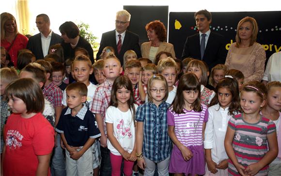 Josipović s đacima i diplomatima u Jastrebarskom                                                                                                                                                                                                