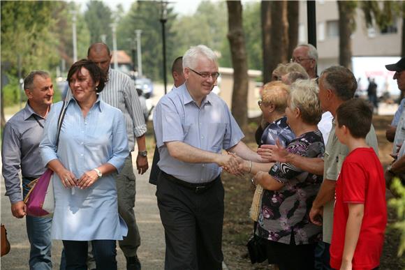 Josipović s đacima i diplomatima u Jastrebarskom                                                                                                                                                                                                