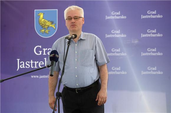 Josipović s đacima i diplomatima u Jastrebarskom                                                                                                                                                                                                