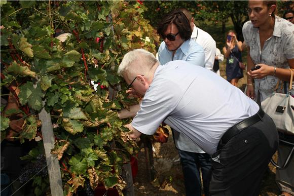 Josipović s đacima i diplomatima u Jastrebarskom                                                                                                                                                                                                