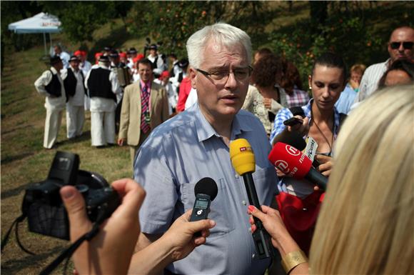 Josipović s đacima i diplomatima u Jastrebarskom                                                                                                                                                                                                