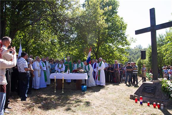 Biskup V. Košić predvodio sv. misu u razorenom Zrinu                                                                                                                                                                                            