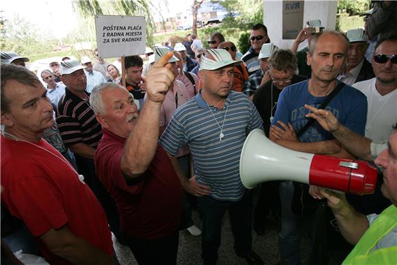 Prosvjed radnika RVR-a zbog neisplate plaća                                                                                                                                                                                                     