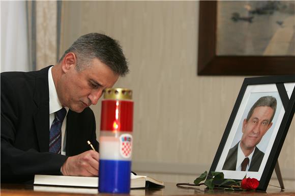 Karamarko se upisao u knjigu žalosti za Šprema                                                                                                                                                                                                  