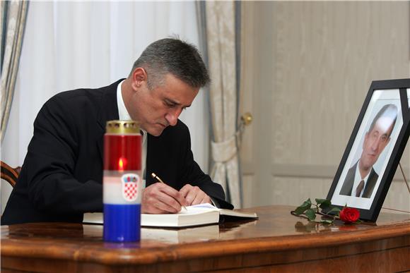 Karamarko se upisao u knjigu žalosti za Šprema                                                                                                                                                                                                  