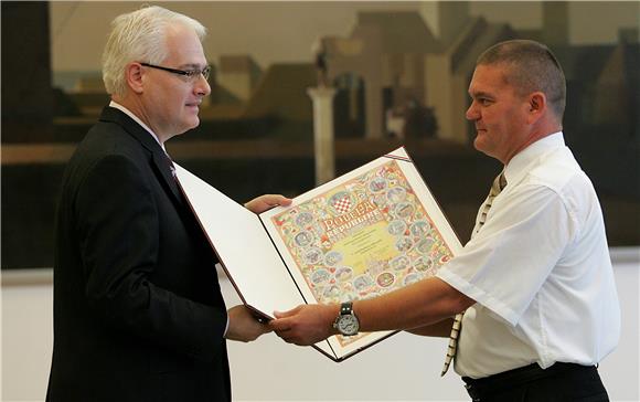 Predsjednik Josipović primio izaslanstvo Udruge veterana 5. gardijske brigade                                                                                                                                                                   