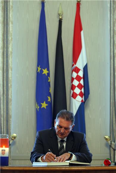 Čačić se upisao u knjigu žalosti u povodu smrti Borisa Šprema                                                                                                                                                                                   