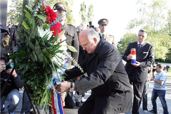 Polaganje vijenaca u prigodi Dana neovisnosti                                                                                                                                                                                                   