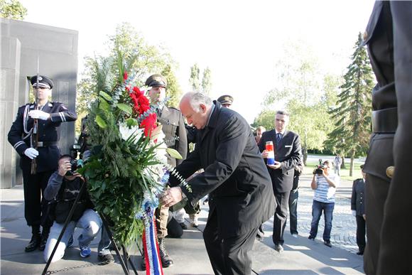 Polaganje vijenaca u prigodi Dana neovisnosti                                                                                                                                                                                                   