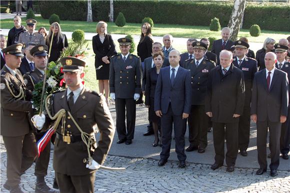 Polaganje vijenaca u prigodi Dana neovisnosti                                                                                                                                                                                                   