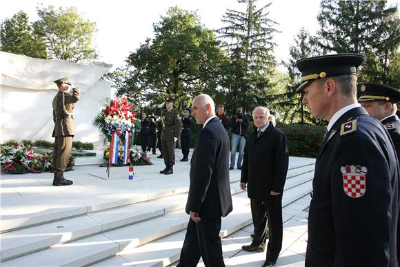 Polaganje vijenaca u prigodi Dana neovisnosti                                                                                                                                                                                                   