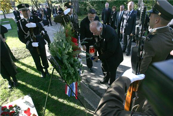 Polaganje vijenaca u prigodi Dana neovisnosti                                                                                                                                                                                                   