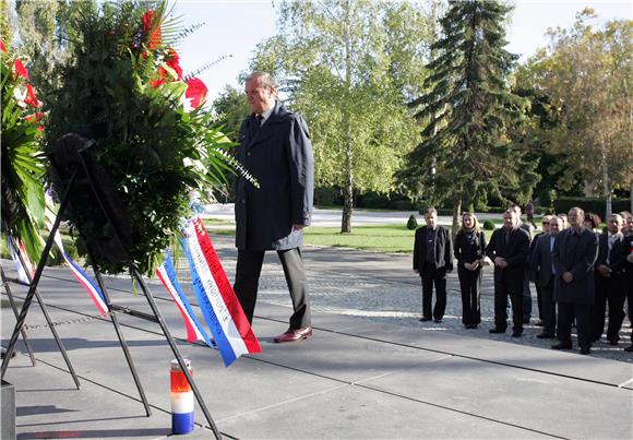 Polaganje vijenaca u prigodi Dana neovisnosti                                                                                                                                                                                                   