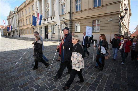 Hrvatski savez slijepih organizirao okupljanje pod nazivom 'Prekinimo š(tapkanje) u mraku'                                                                                                                                                      