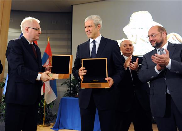 Josipoviću i Tadiću uručena Europska medalja za toleranciju                                                                                                                                                                                     