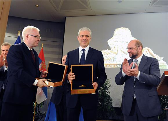 Josipoviću i Tadiću uručena Europska medalja za toleranciju                                                                                                                                                                                     