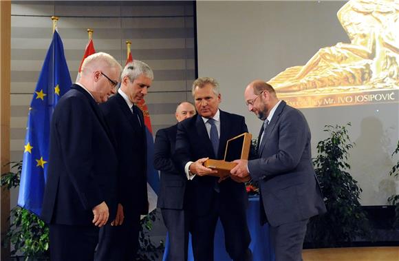 Josipoviću i Tadiću uručena Europska medalja za toleranciju                                                                                                                                                                                     