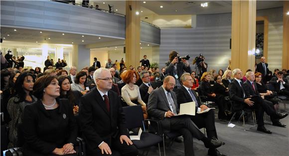 Josipoviću i Tadiću uručena Europska medalja za toleranciju                                                                                                                                                                                     