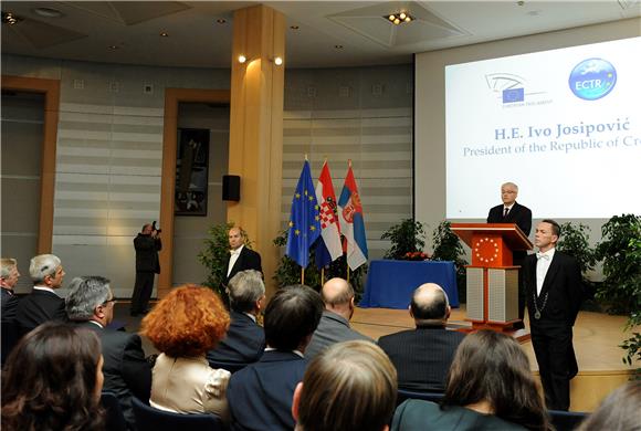 Josipoviću i Tadiću uručena Europska medalja za toleranciju                                                                                                                                                                                     