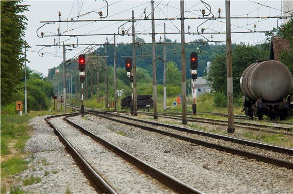 12 teretnih vagona iskočilo iz tračnica kod Starog Petrovog Sela                                                                                                                                                                                