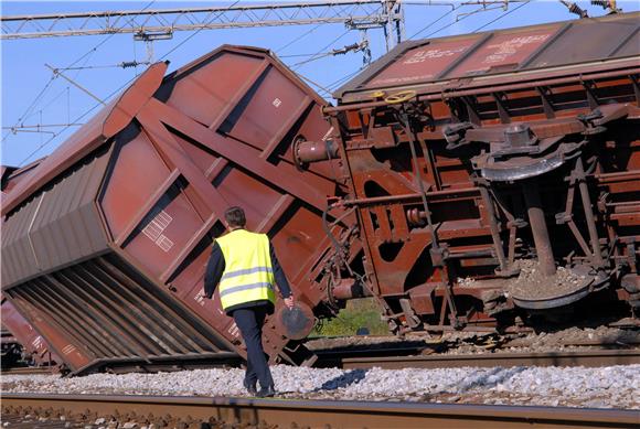 12 teretnih vagona iskočilo iz tračnica kod Starog Petrovog Sela                                                                                                                                                                                