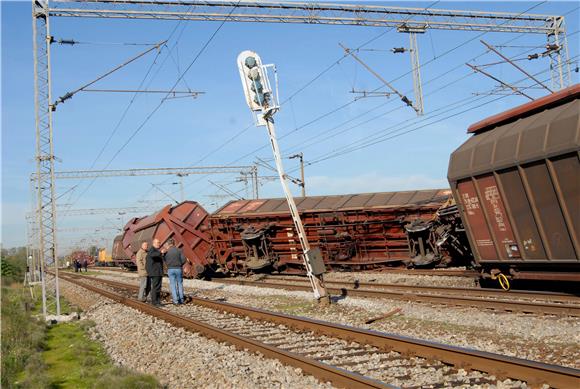 12 teretnih vagona iskočilo iz tračnica kod Starog Petrovog Sela                                                                                                                                                                                