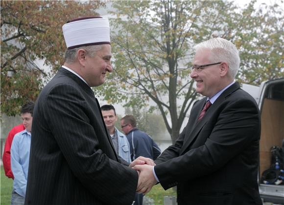 U prigodi obilježavanja Kurban-bajrama, predsjednik Josipović posjetio Islamski centar Zagreb                                                                                                                                                   