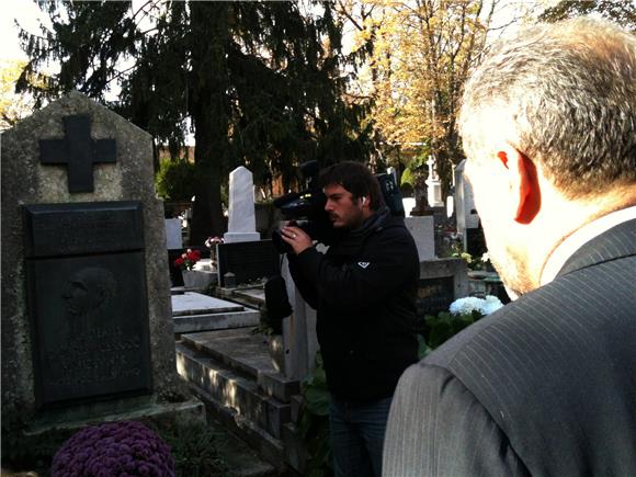 Gradonačelnik Bandić položio cvijeće na grobove pjesnika na Mirogoju                                                                                                                                                                            